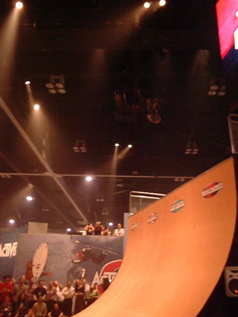 A live skateboarding demo on a real half-pipe — peak early 2000s E3 energy.