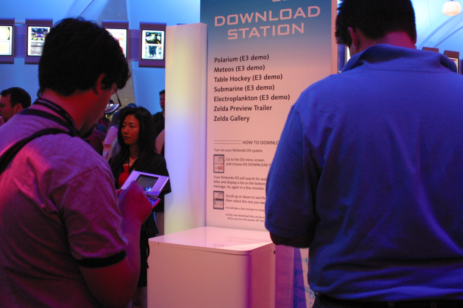 Nintendo DS Download Station — attendees grabbing E3 demos for Polarium, Meteos, Table Hockey, and the Zelda preview trailer.